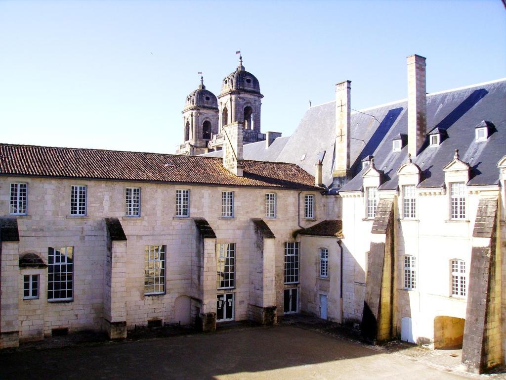 Hotel Abbaye Royale Saint-Jean-dʼAngély Exterior foto