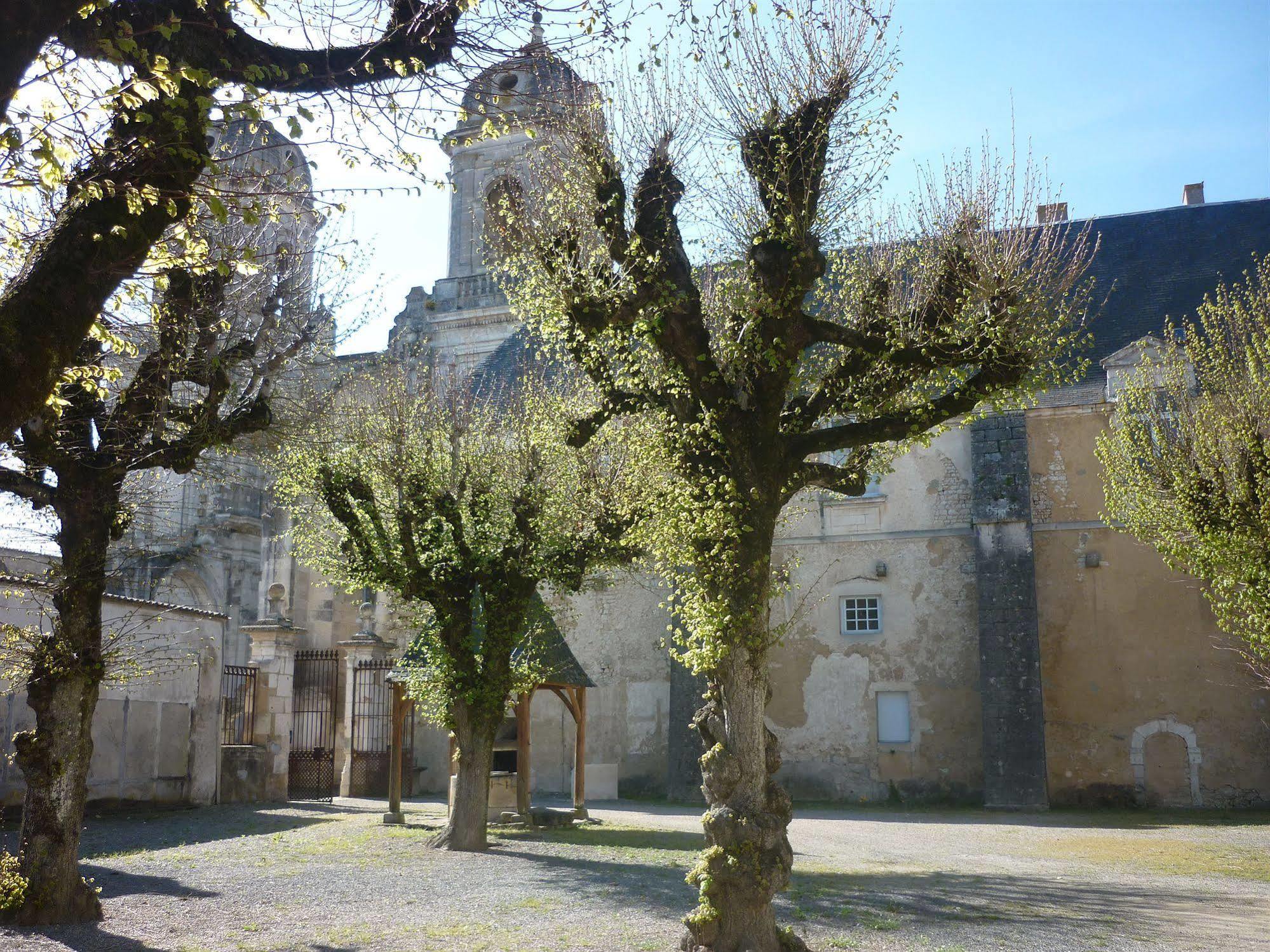 Hotel Abbaye Royale Saint-Jean-dʼAngély Exterior foto