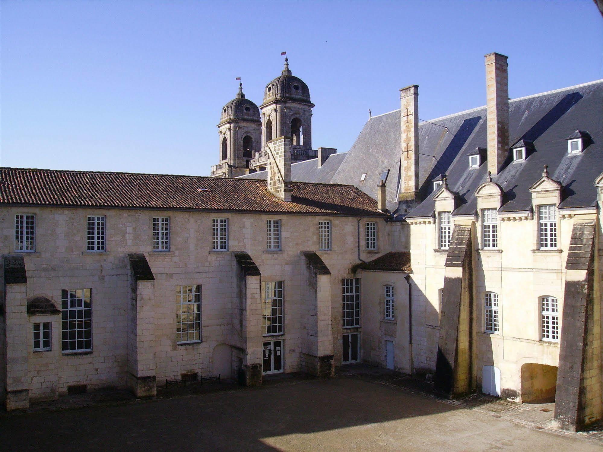 Hotel Abbaye Royale Saint-Jean-dʼAngély Exterior foto