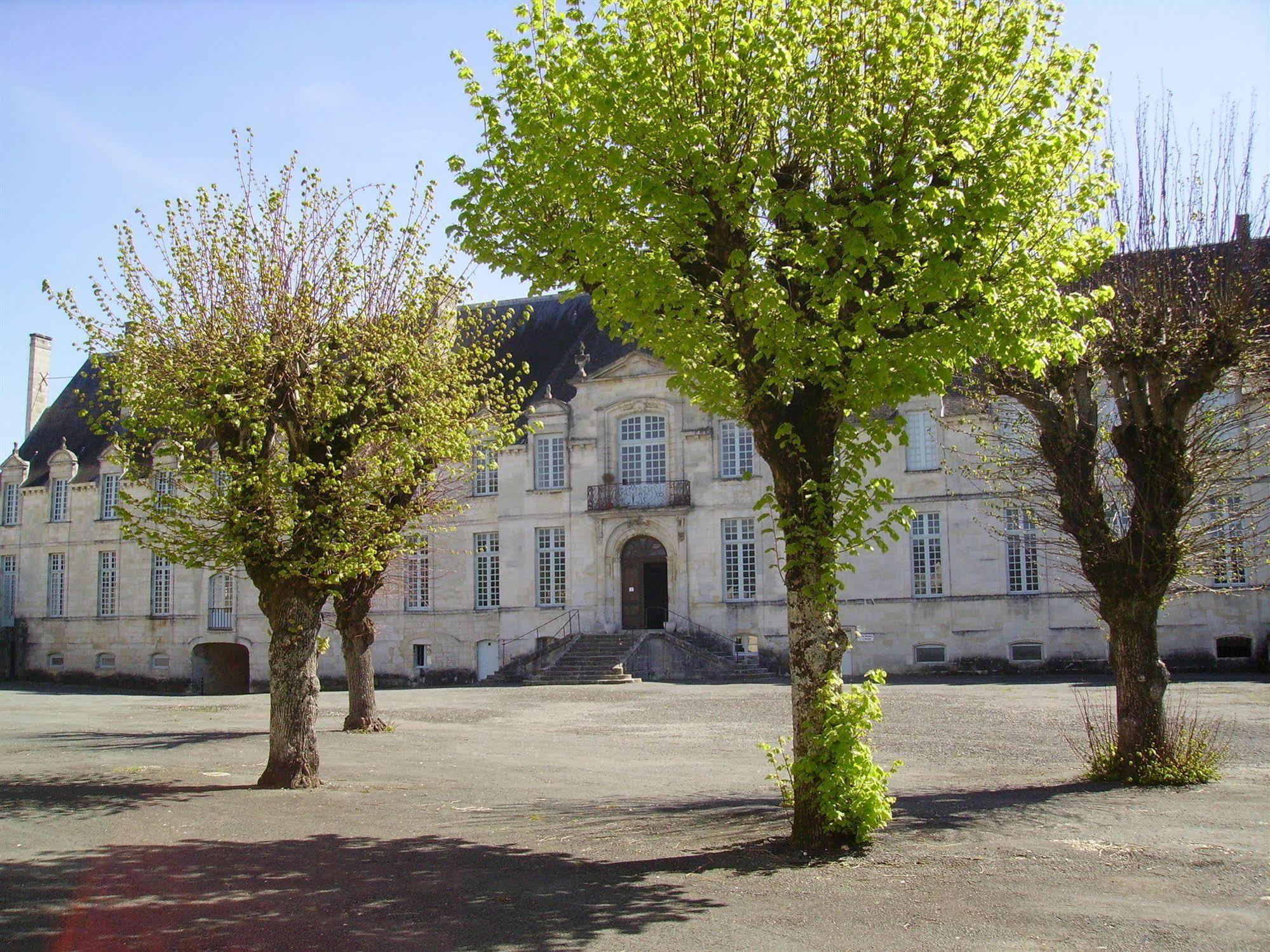 Hotel Abbaye Royale Saint-Jean-dʼAngély Exterior foto