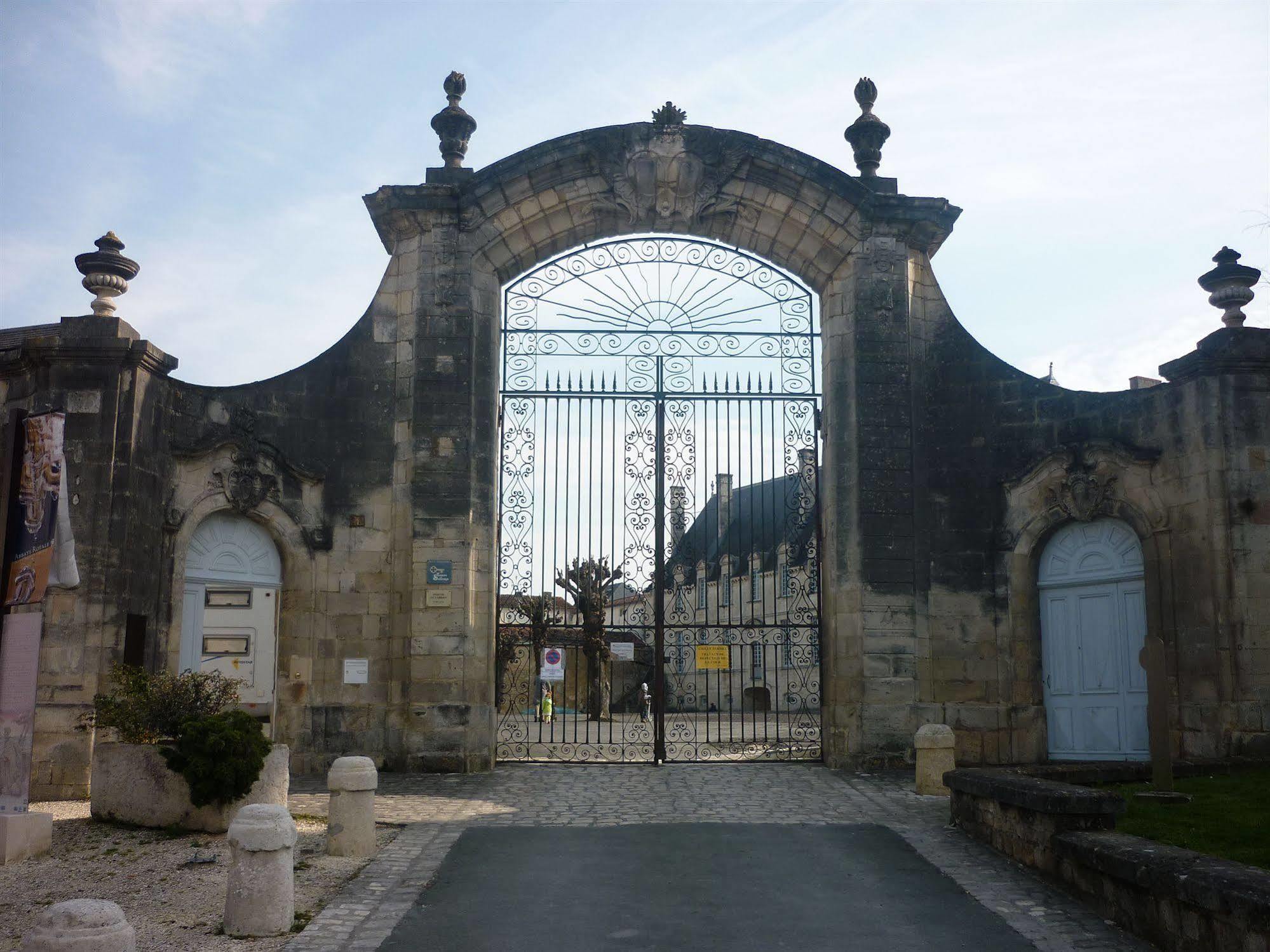 Hotel Abbaye Royale Saint-Jean-dʼAngély Exterior foto